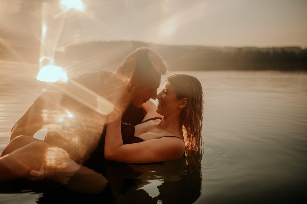 sesja w jeziorze, zakochani, zachód słońca