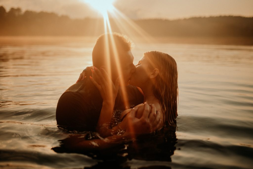 sesja w jeziorze, zakochani, zachód słońca